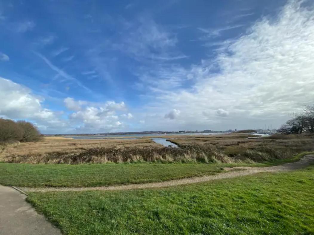 Holes Bay Nature Reserve, Poole, Right Next To The Water Exterior foto